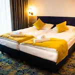 Resort Plaza *